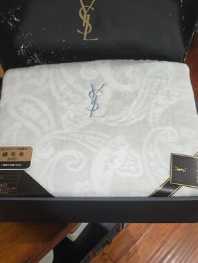 Yves Saint Laurent ロゴ ブランケット Yves Saint Laurent ロゴ ブランケット Yves Saint Laurent Blankets